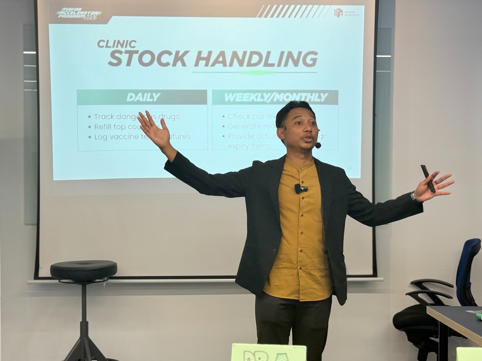 Trainer presenting clinic stock handling during a MAP session